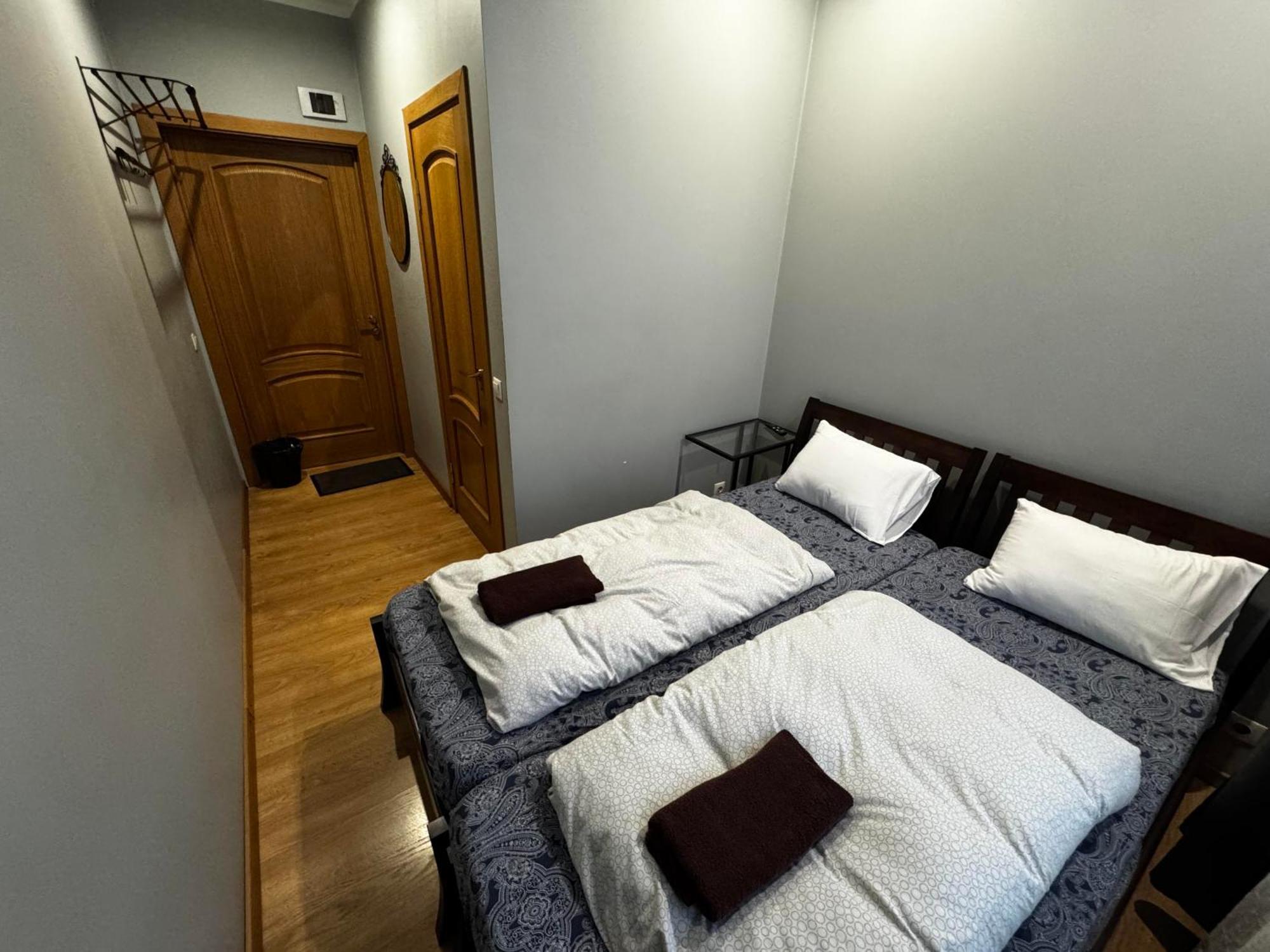 Aparthotel รีกา ภายนอก รูปภาพ A room at a capsule hotel in Tokyo, Japan