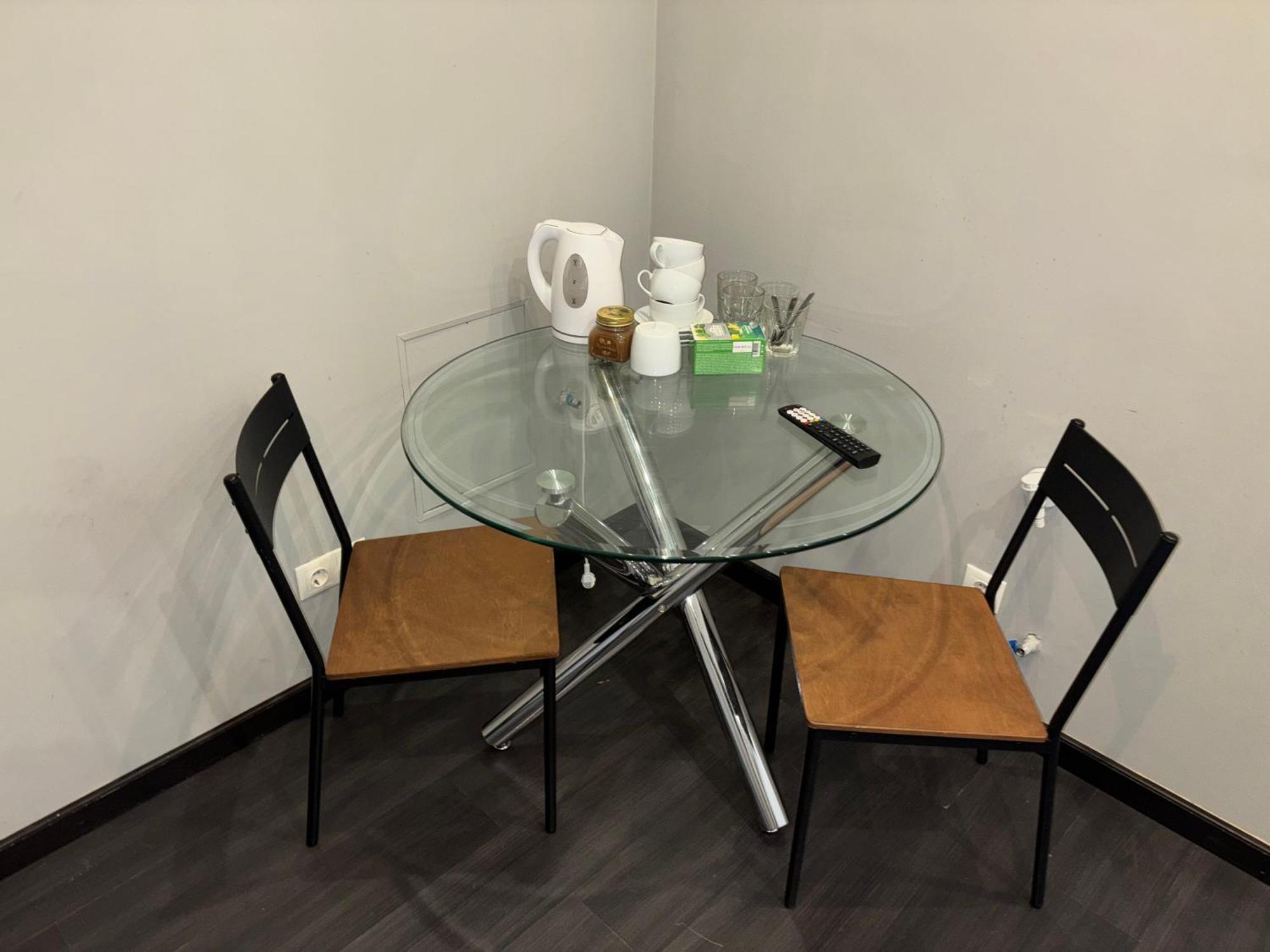 Aparthotel รีกา ภายนอก รูปภาพ A glass table