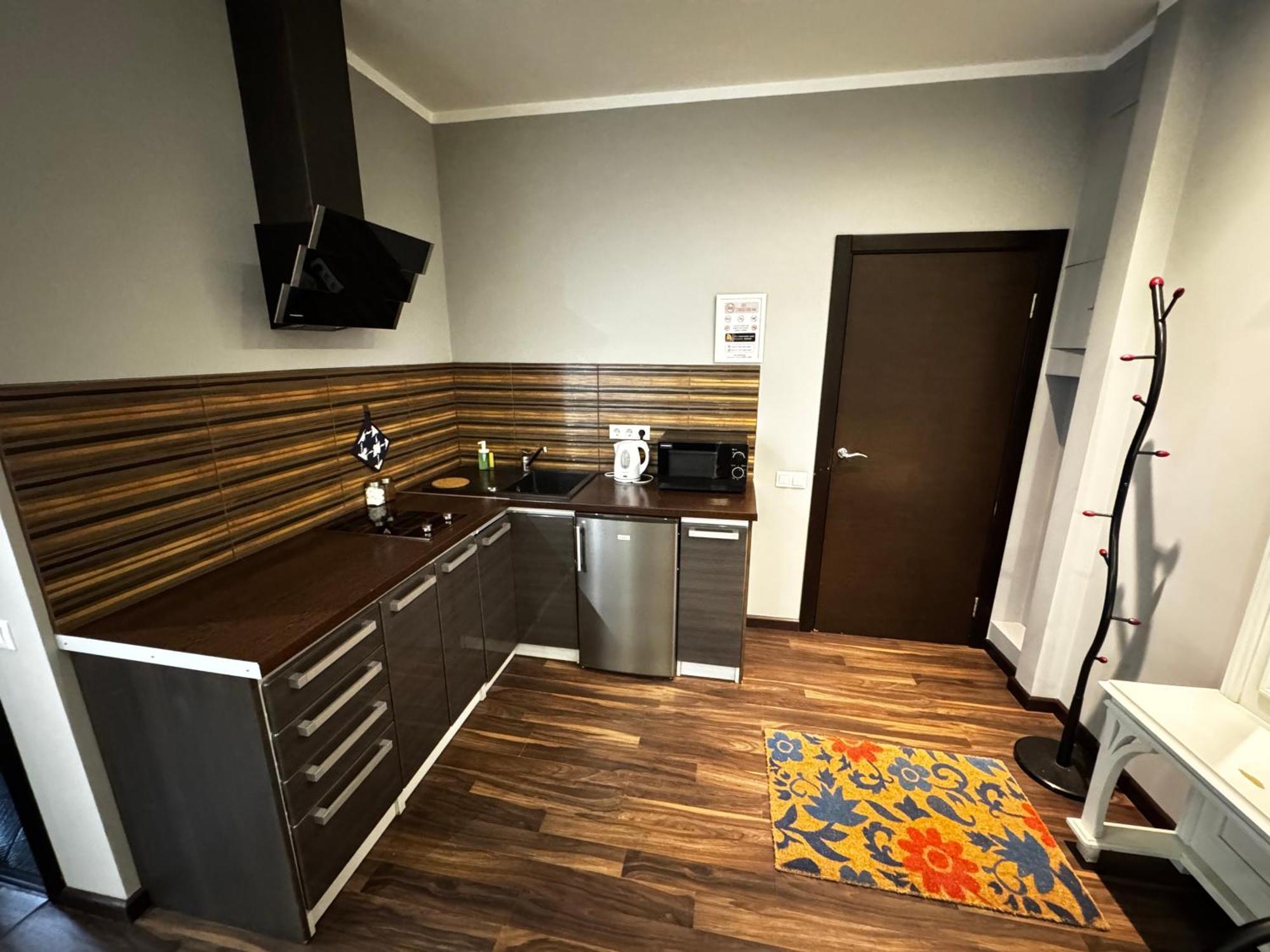 Aparthotel รีกา ภายนอก รูปภาพ A typical kitchen in a typical apartment